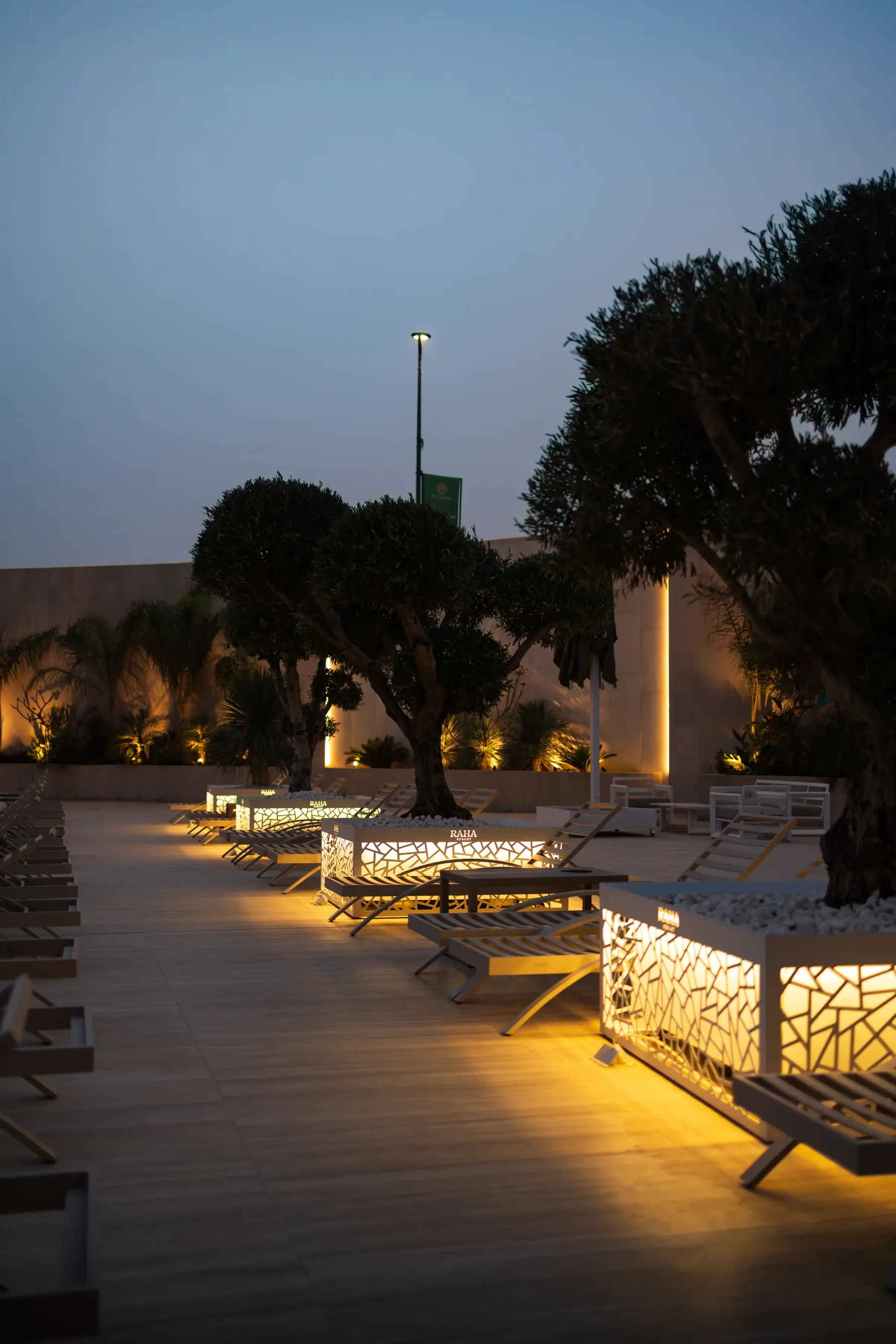 Bazénová terasa Raha Resort za soumraku