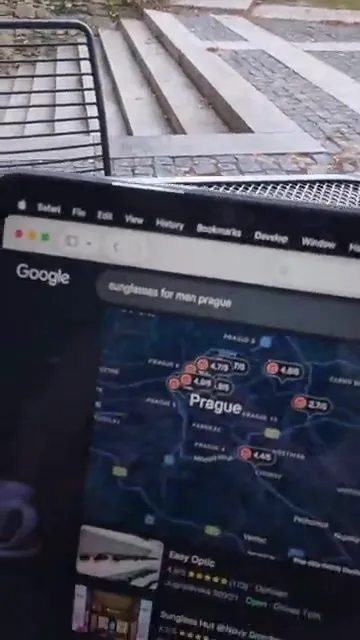 Beispiel für eine Story mit einer Google-Maps-Suche auf einem Laptop